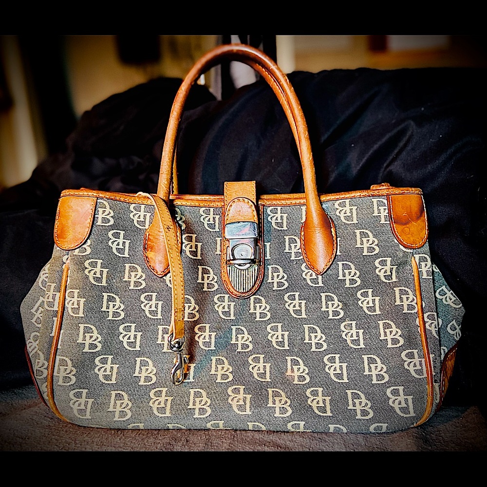 Dooney & Bourke : OG Push-Latch Signature Double Handled Tote